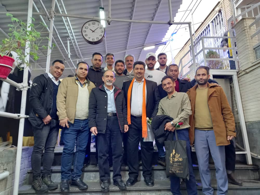در_کنار_استاد_عزیز_آقای_حکیمی_2h1o.jpg