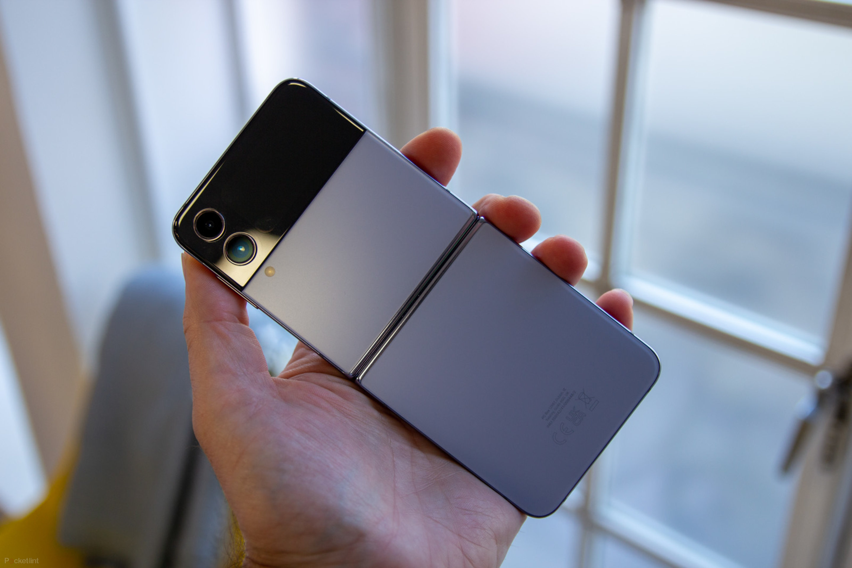 سامسونگ در تبلیغ جدید گلکسی زد فلیپ 4 کاربران اپل را به خرید گوشی‌های تاشدنی ترغیب می‌کند