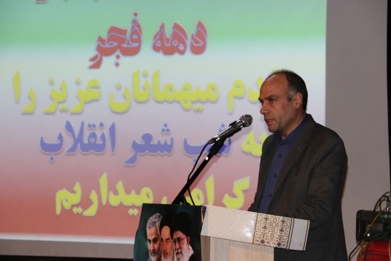  شب شعر انقلاب در ورامین برگزار شد