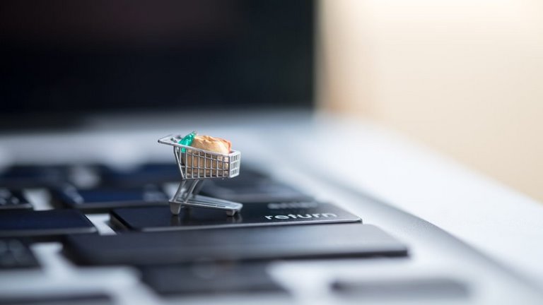 راهنمای پیشگیری از کلاهبرداری اینترنتی - کلاهبرداری فروشگاه‌های اینترنتی سبد خرید کوچک روی دکمه ریتورن لپ تاپ