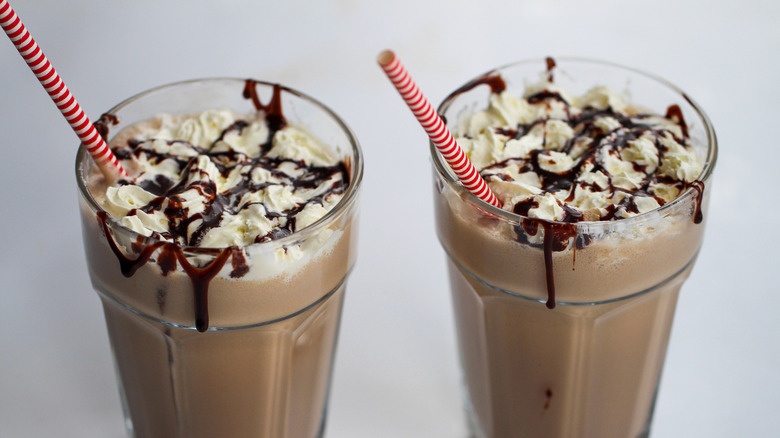 [تصویر:  how-to-make-chocolate-milkshake-01_p9k.jpg]