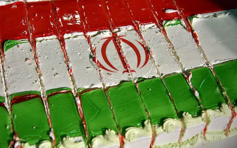 پخت کیک چهار متری دهه فجر در کرمانشاه
