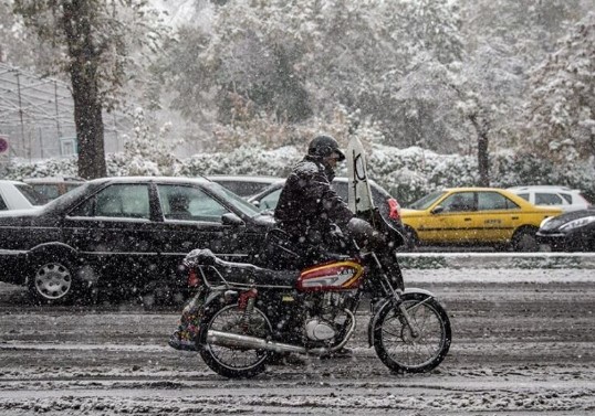 توصیه‌های پلیس راهور به رانندگان و موتورسواران در شرایط برفی/ آخرین وضعیت ترافیکی تهران
