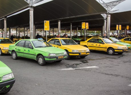 دریافت کرایه تاکسی بر اساس تعداد مسافران است